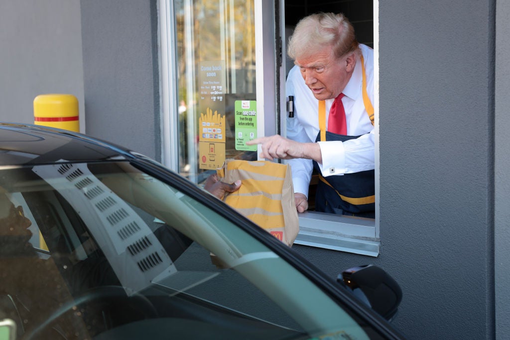 Donald Trump trabajando en unautoservicio de McDonald's para promocionar su candidatura en Pensilvania