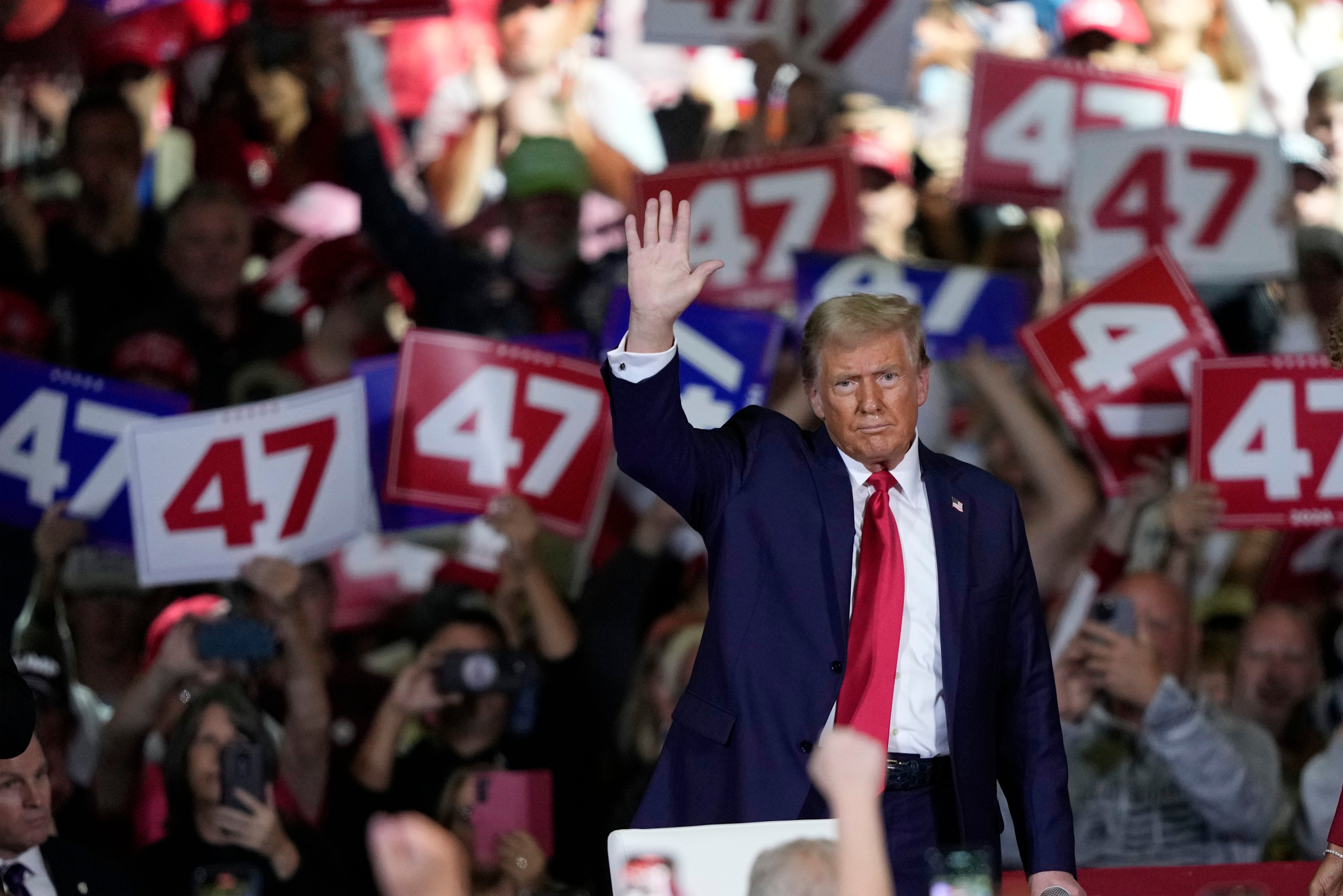 Donald Trump, candidato presidencial republicano, saluda durante un evento en Lancaster, Pensilvania. Una nueva encuesta revela que una parte de los republicanos cree que debería hacer “lo que sea necesario” para regresar a la Casa Blanca