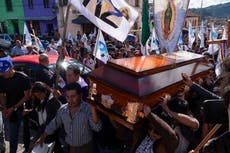 Cientos rinden homenaje en su pueblo natal a sacerdote y activista asesinado en el sur de México