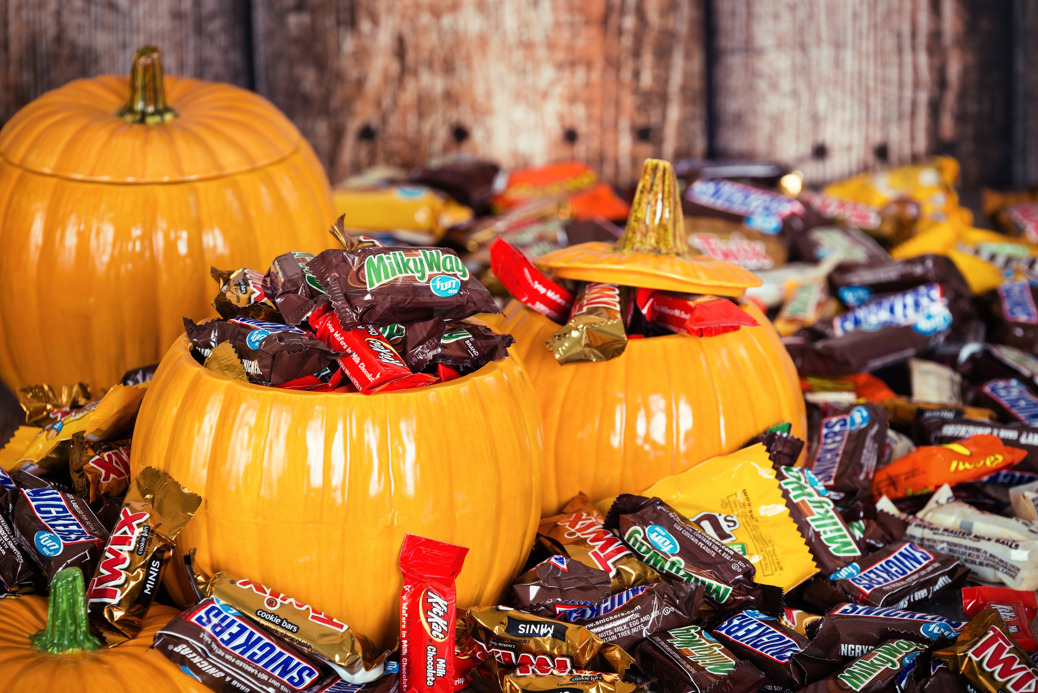 Calabazas decorativas rellenas con chocolates surtidos de Halloween