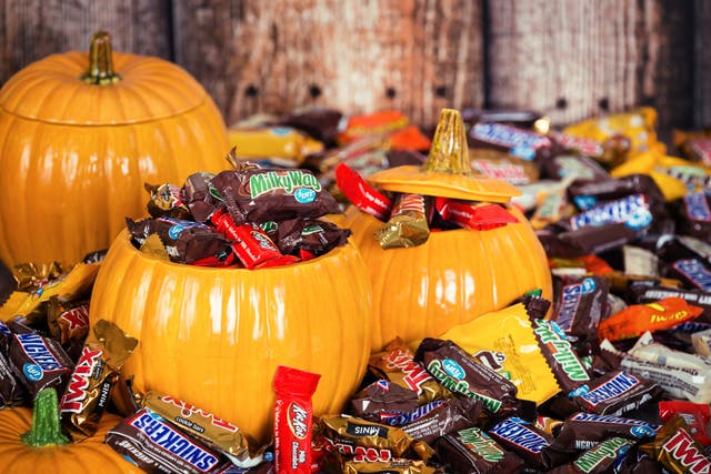 <p>Calabazas decorativas rellenas con chocolates surtidos de Halloween  </p>