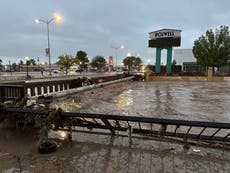 Autoridades de Nuevo México rescatan a cientos de personas tras inundaciones que dejaron 2 muertos