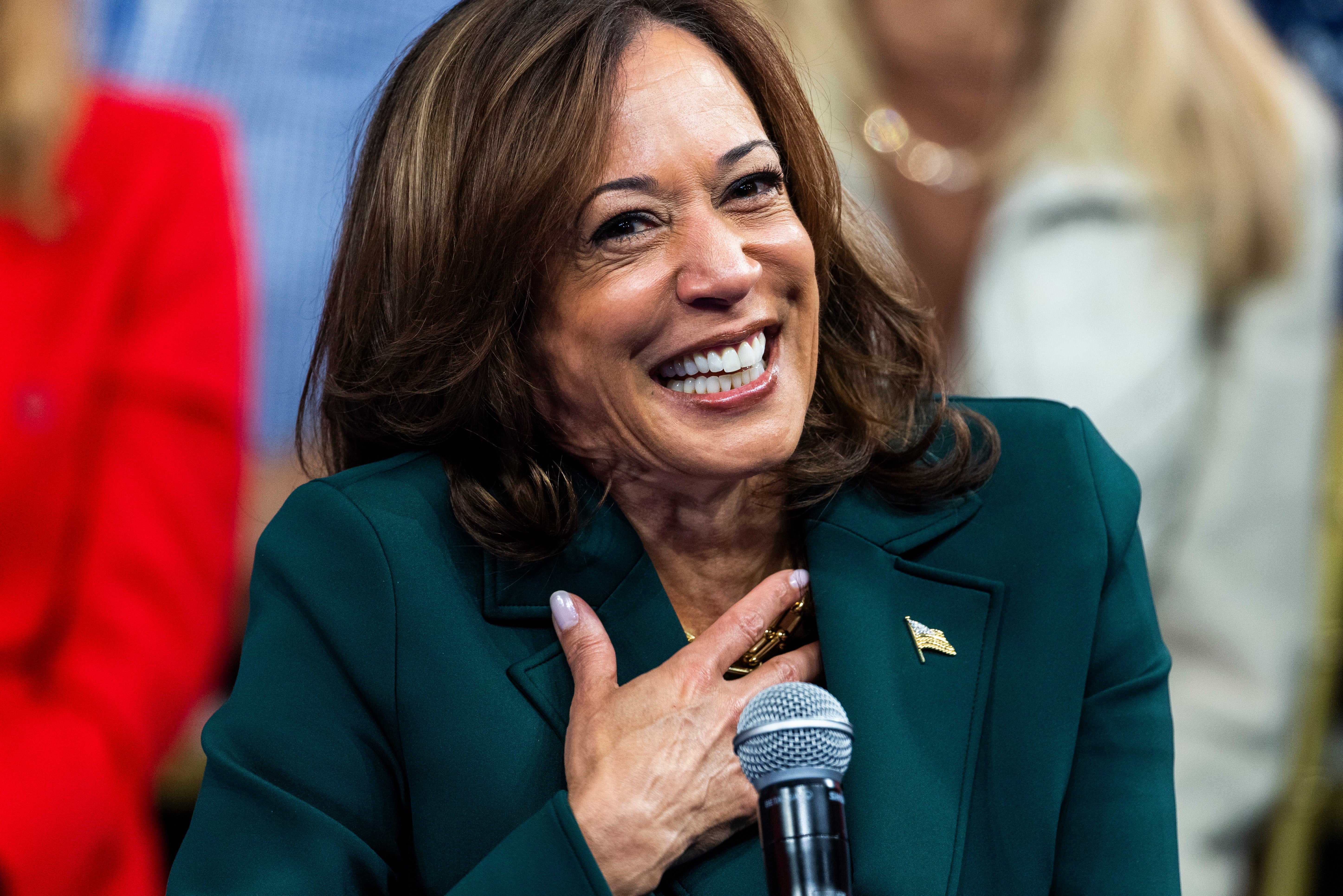 Tanto Kamala Harris como Tim Walz aventajan a Donald Trump y J. D. Vance, respectivamente, en términos de aceptación y confianza