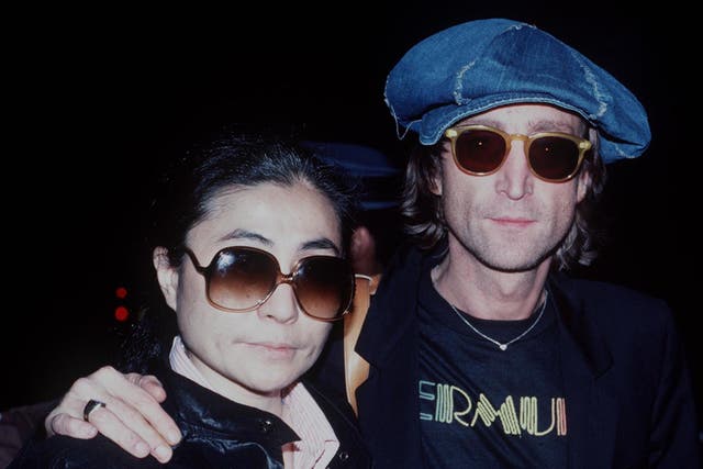 <p>Yoko Ono y John Lennon en Nueva York en diciembre de 1980</p>