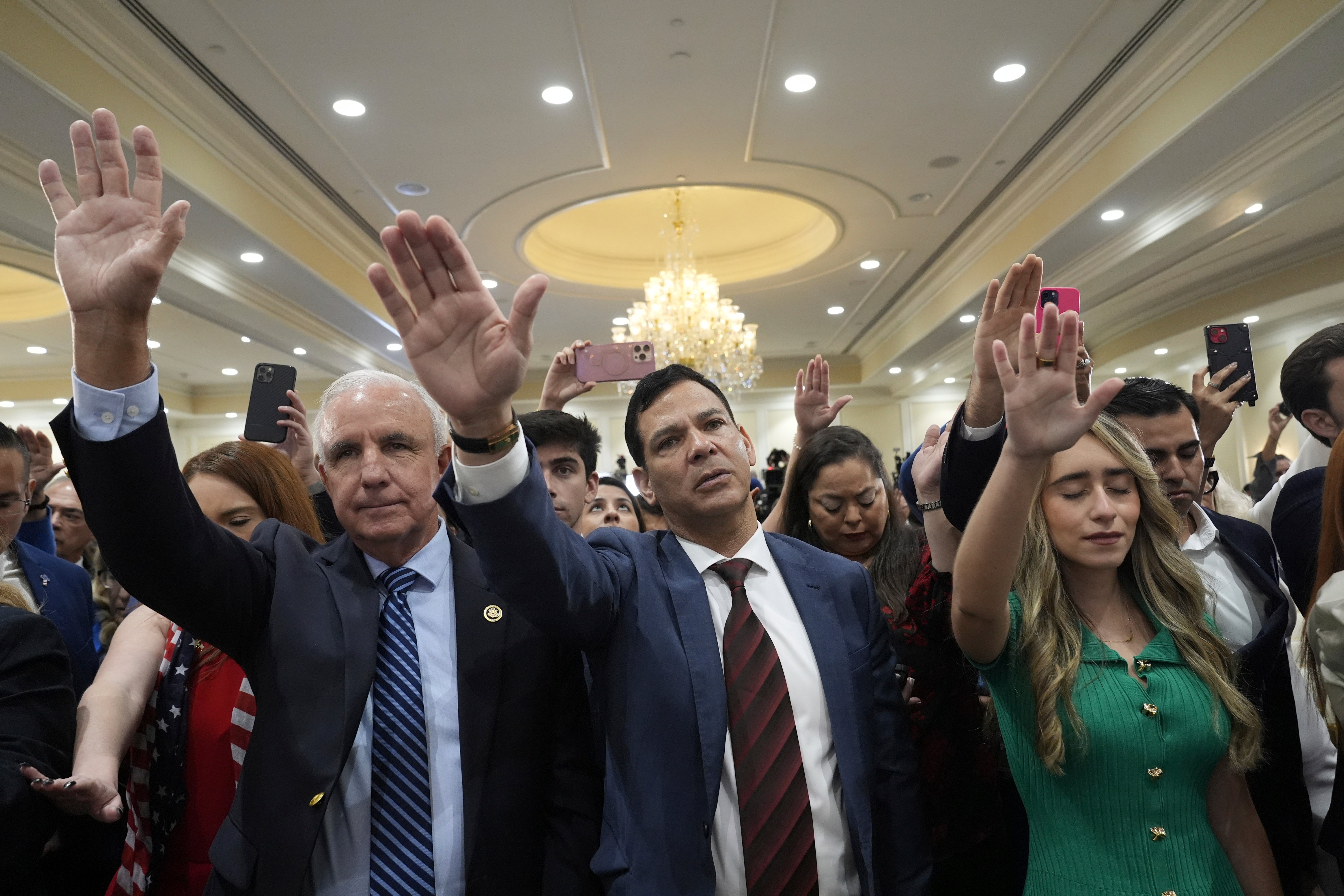 Los participantes rezan por el candidato presidencial republicano Trump durante una mesa redonda en Florida