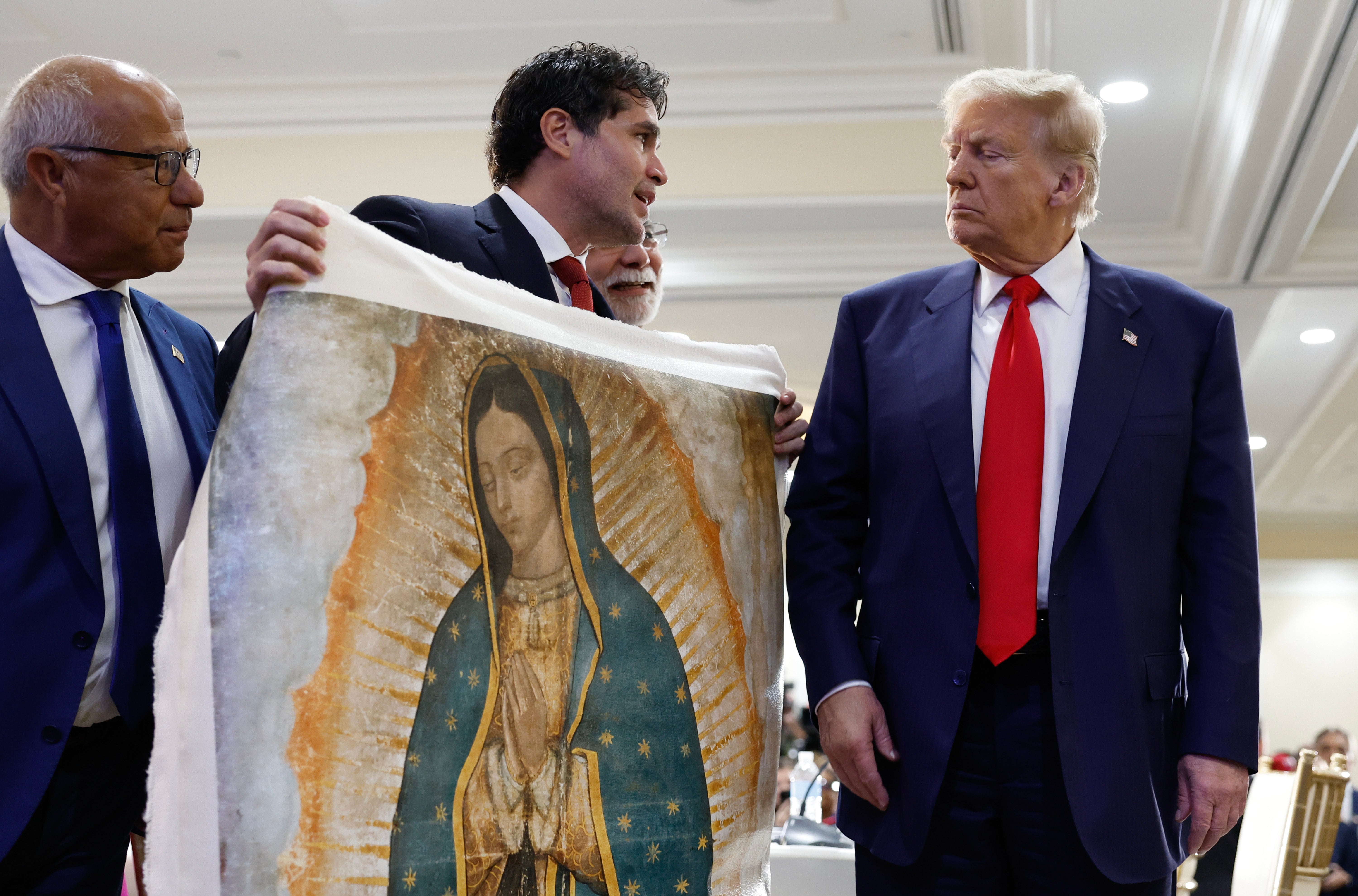 Donald Trump recibe una obra de arte del artista mexicano Eduardo Verástegui, una pieza que representa a la Virgen María