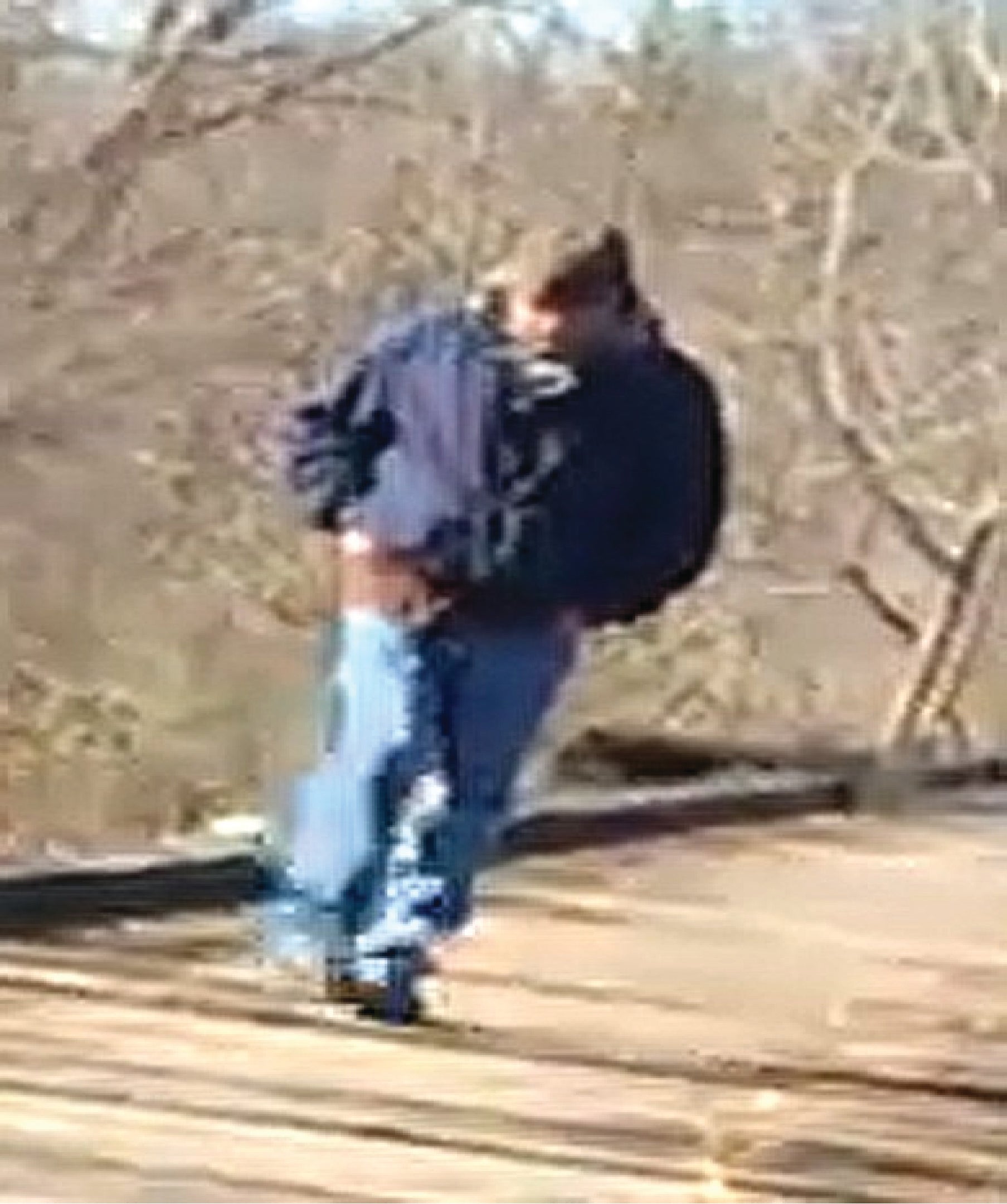 Una imagen borrosa de un hombre, conocido como el “hombre del puente”, se tomó del video hallado en el teléfono de Libby y fue publicada por la Policía Estatal de Indiana en un intento por localizar al sospechoso