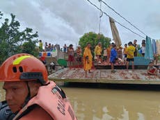 Inundaciones en Filipinas provocan llamadas de auxilio de personas atrapadas, algunas en tejados