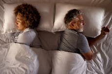 Según estudio, las parejas prefieren dormir en camas separadas durante las vacaciones