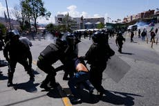 Protesta del transporte público por la falta de combustible en Bolivia en medio de bloqueos