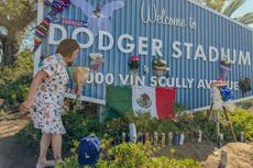 Angelinos, particularmente latinos, lamentan la muerte de Fernando Valenzuela