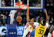 Turner anota 20 puntos y Pacers remontan para vencer 115-109 a Pistons, en debut de Bickerstaff