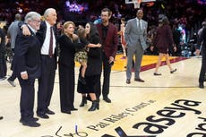 Heat inaugura cancha Pat Riley y el presidente del equipo se emociona durante el acto