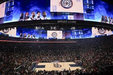 Clippers rinden homenaje a Jerry West con video y un asiento conmemorativo en partido ante Suns