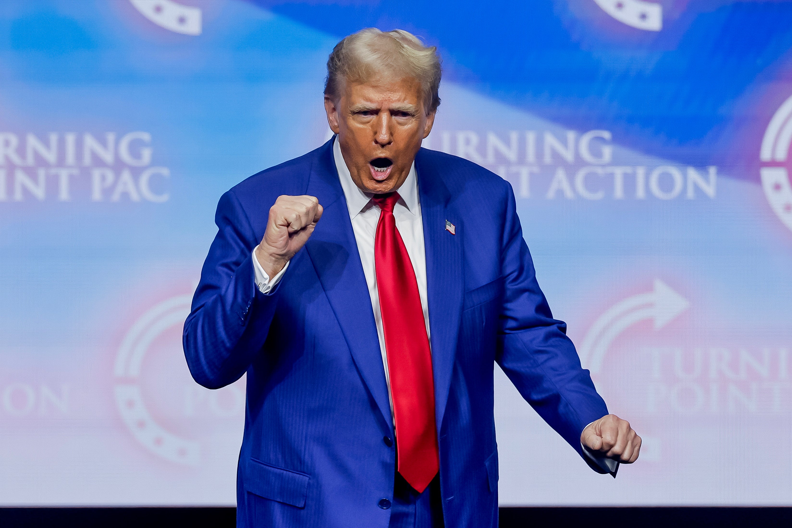 Donald Trump hace campaña en un mitin de Turning Point PAC en Duluth, Georgia, el 23 de octubre de 2024