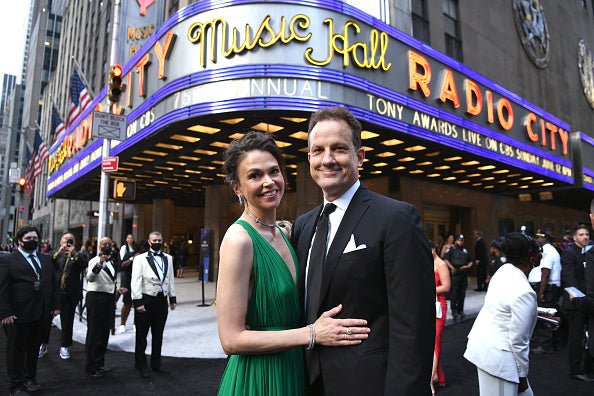 Sutton Foster y Ted Griffin en los Premios Tony, 2022