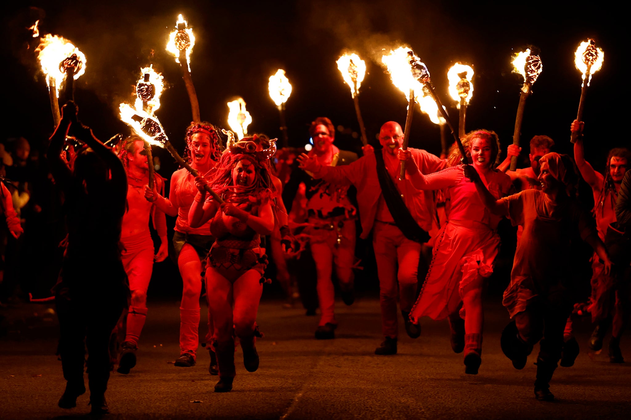 Miembros de la Beltane Fire Society participan en el Festival de Fuego de Samhain, el 31 de octubre de 2023 en Edimburgo