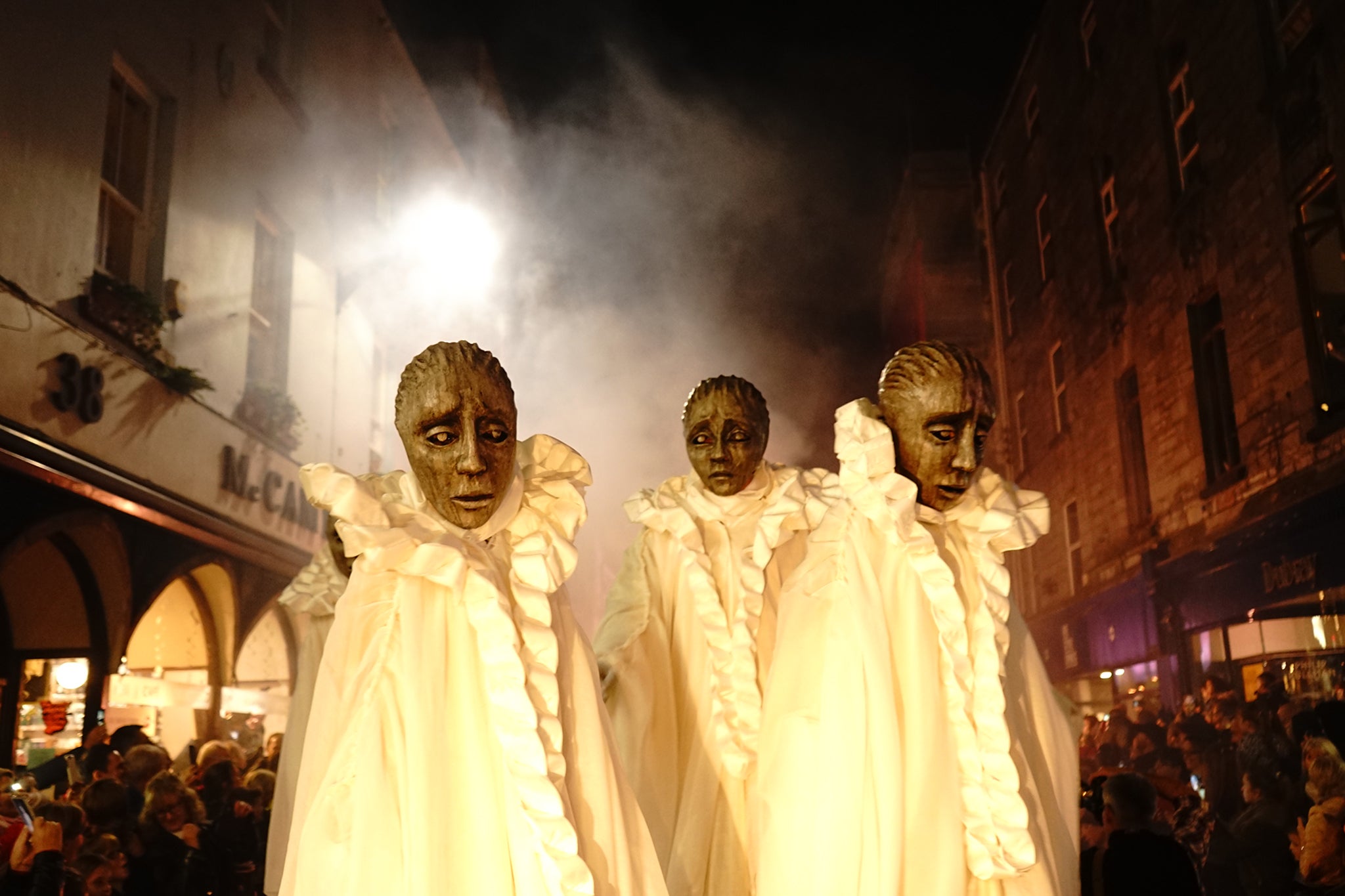 Artistas de Macnas en la ciudad de Galway durante el desfile de Halloween Port na bPúcaí, en octubre de 2017