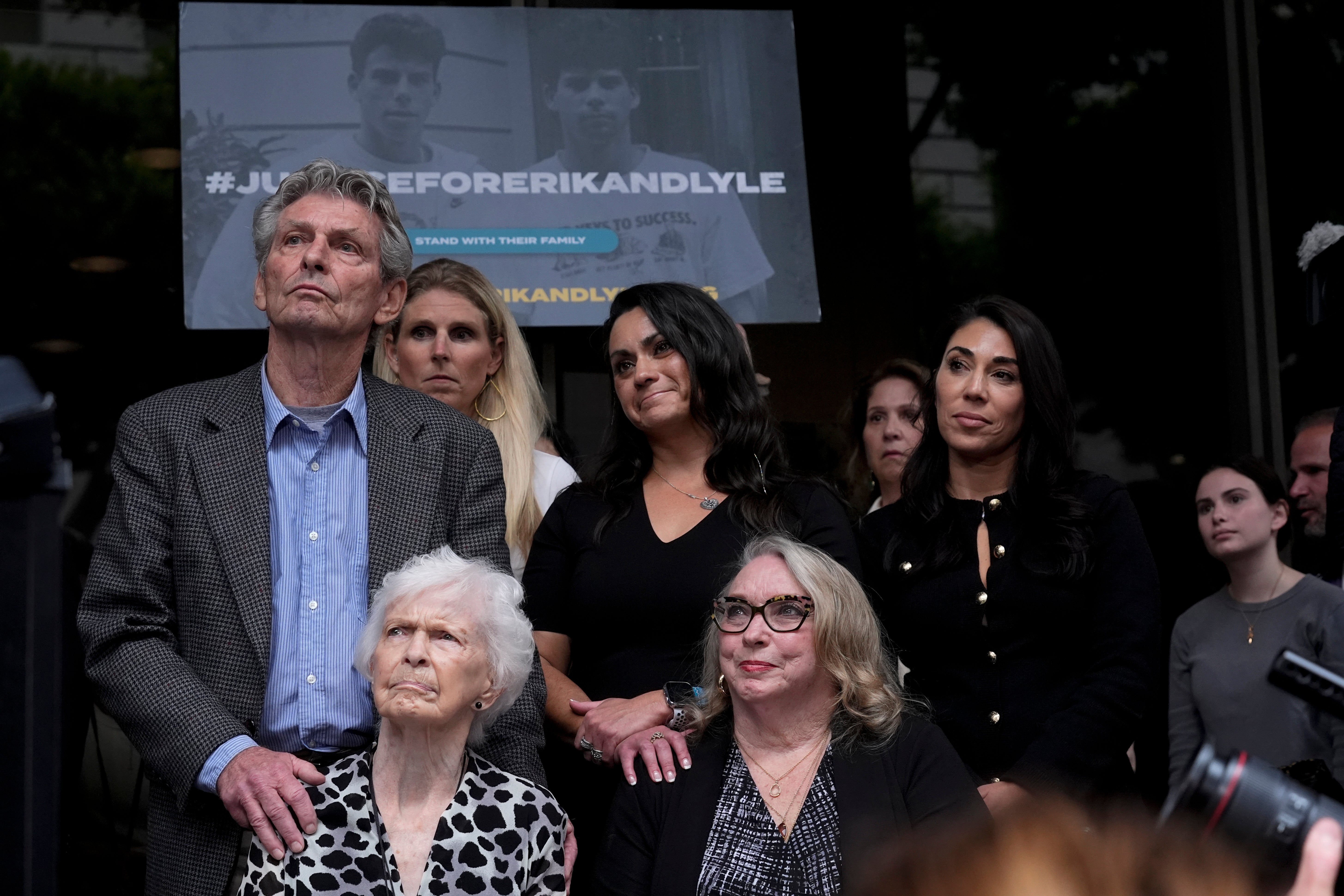 La hermana de Kitty Menéndez, Joan Andersen VanderMolen, abajo a la izquierda, y su sobrina Karen VanderMolen, a la derecha, sentadas juntas durante una rueda de prensa para anunciar la actualización sobre el caso de los hermanos Erik y Lyle Menendez, en Los Ángeles