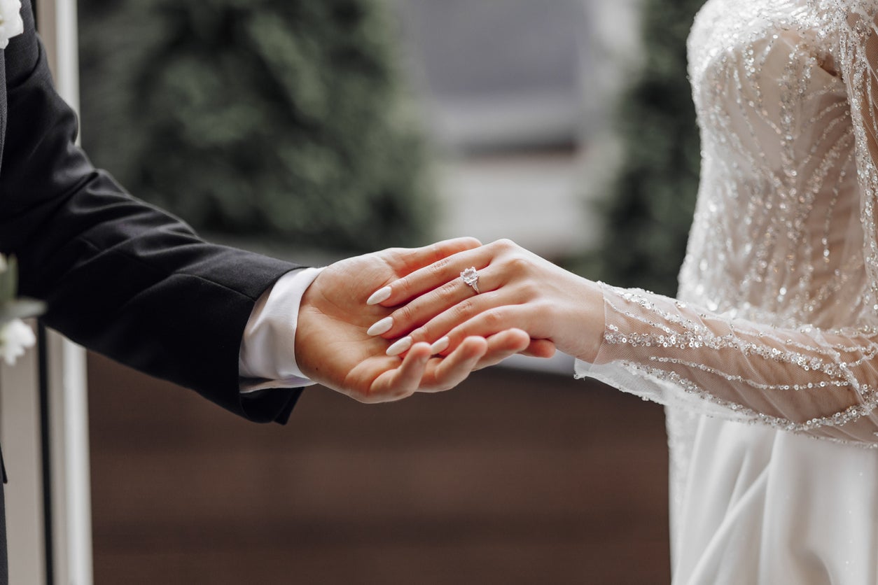 El vestido de novia promedio cuesta $7.497 y estos gastos han llevado a una de cada cuatro parejas a posponer su boda para ahorrar dinero