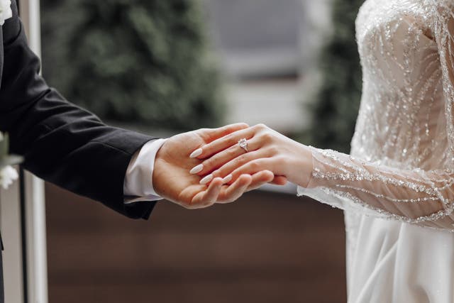 <p>El vestido de novia promedio cuesta $7.497 y estos gastos han llevado a una de cada cuatro parejas a posponer su boda para ahorrar dinero<a href="/tag/dinero"></a></p>