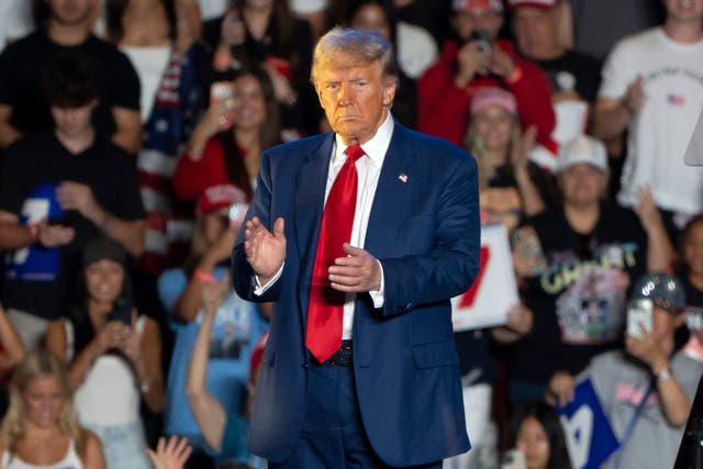 <p>El expresidente de EE. UU. y candidato republicano a la presidencia de este país, Donald Trump, aplaude al salir del escenario al final de un mitin de campaña en el estadio Mullet Arena de Tempe, Arizona, el 24 de octubre </p>