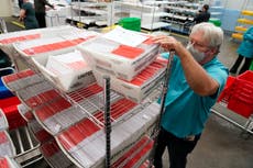 Lluvia y humedad sellan sobres de boletas para votar por correo, dicen trabajadores electorales