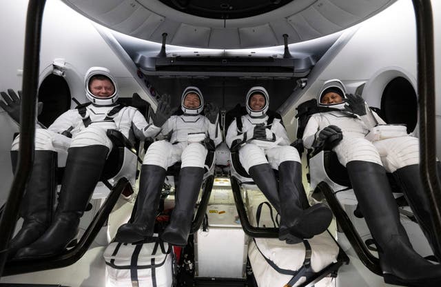 <p>Astronautas sentados en el interior de la nave espacial Dragon Endeavour de SpaceX, a su vez transportada por el buque de recuperación MEGAN de SpaceX poco después de haber aterrizado en el Golfo de México el viernes por la mañana</p>