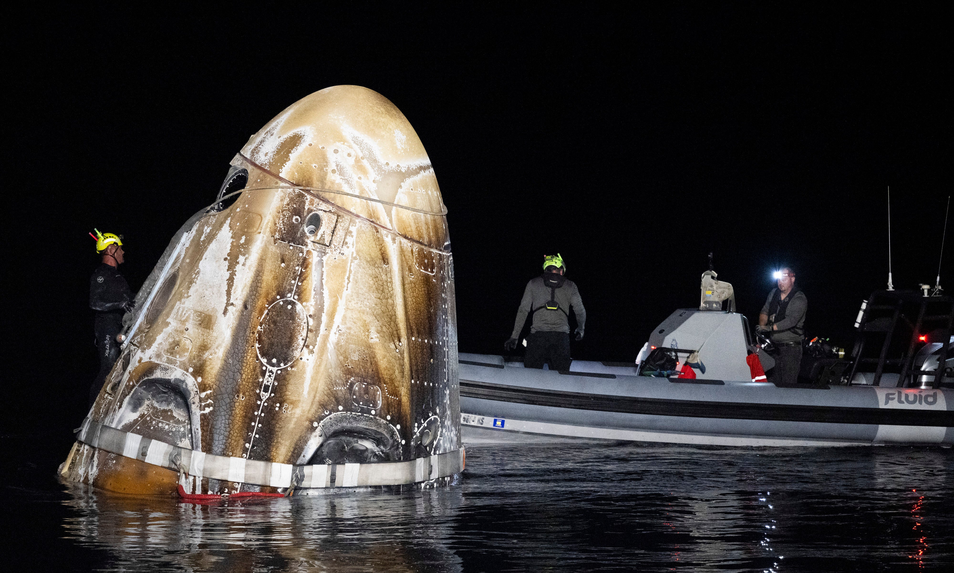 Los equipos de apoyo trabajan cerca de la nave espacial Dragon Endeavour de SpaceX poco después de que aterrizara en las aguas cercanas a Pensacola, Florida (EE. UU.) el viernes por la mañana. La tripulación de la cápsula descendió sana y salva tras pasar más de 235 días en el espacio