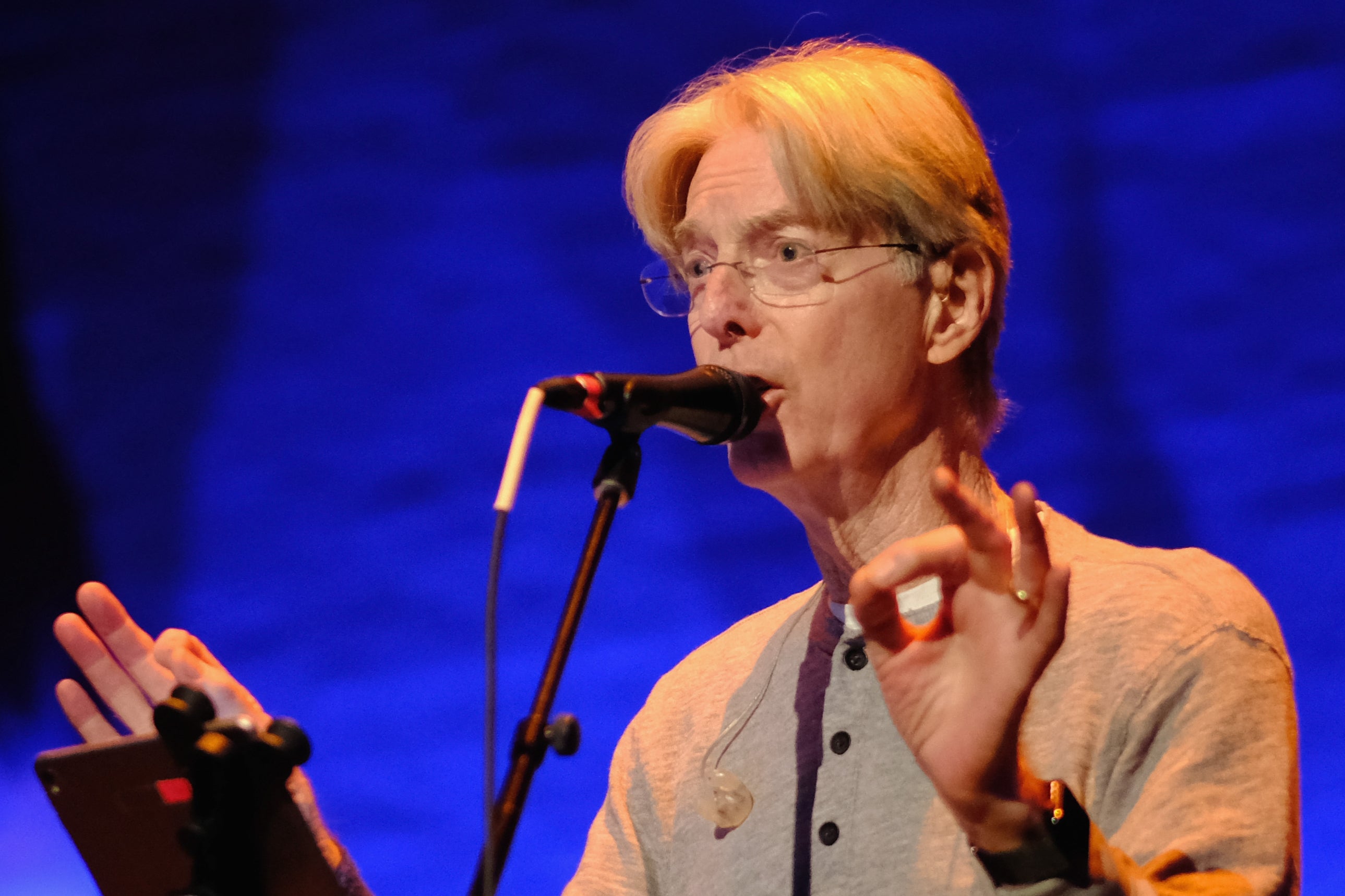 Phil Lesh en el escenario con su grupo, Phil Lesh and Very Special Friends, en el Teatro Apollo de Nueva York, septiembre de 2018