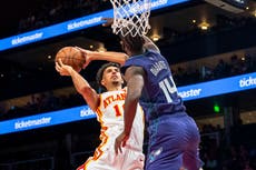 Young anota 38 puntos y Hawks superan 125-120 a Hornets