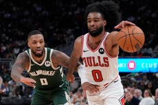 White anota 35 y Bulls doblegan a Bucks 133-122 para lograr su 1ra victoria