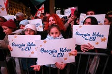 Georgia vota en comicios que podrían acercarla a la UE o a la órbita de Rusia