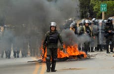 Presidente de Bolivia cambia cúpula militar en medio de fuertes protestas en carreteras