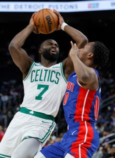 Tatum anota 37 puntos y Celtics se imponen ante tenaces Pistons 124-118