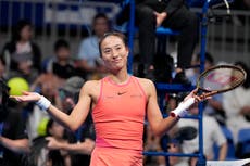 Zheng Qinwen se clasifica a Finales WTA tras vencer a Sofia Kenin en Tokio