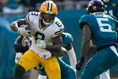 Con Love mirando desde la banda, Packers vencen 30-27 a Jaguars para 4to triunfo al hilo