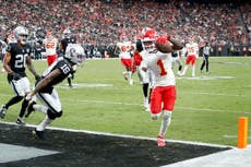 Chiefs derrotan 27-20 a Raiders para ponerse 7-0, con Mahomes lanzando para 262 yardas y 2 TDs
