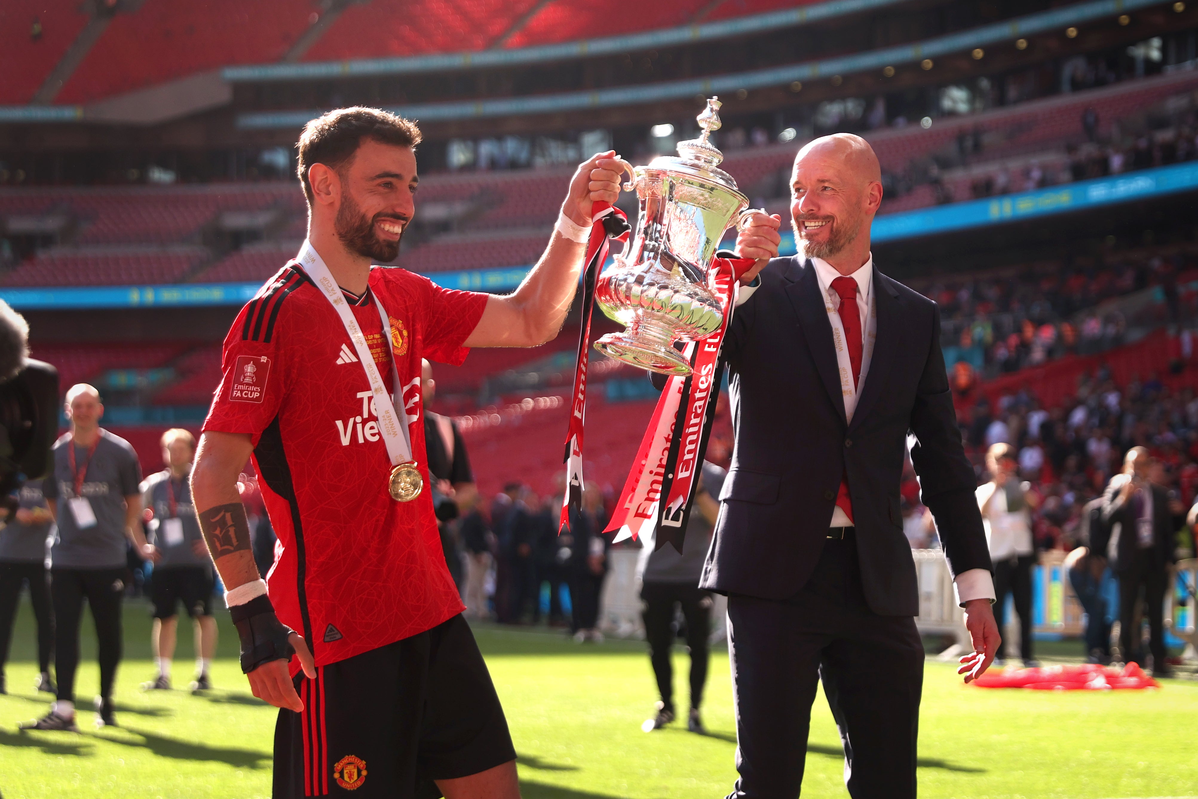 Erik ten Hag y Bruno Fernandes celebran con el trofeo de la FA Cup en el estadio de Wembley