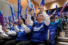 Fanáticos de la ciudad natal de Ohtani, en Japón, se reúnen para ver el Juego 3 de la Serie Mundial