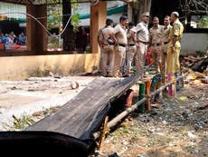 Explosión de pirotecnia en templo de la India deja más de 150 heridos