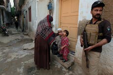 Muere un policía en ataque a un centro de salud que combate la polio en Pakistán