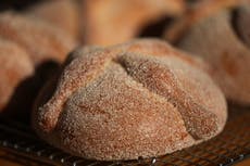 Es azucarado, esponjoso y ligeramente cítrico. ¿Se te antoja un pan de muerto?