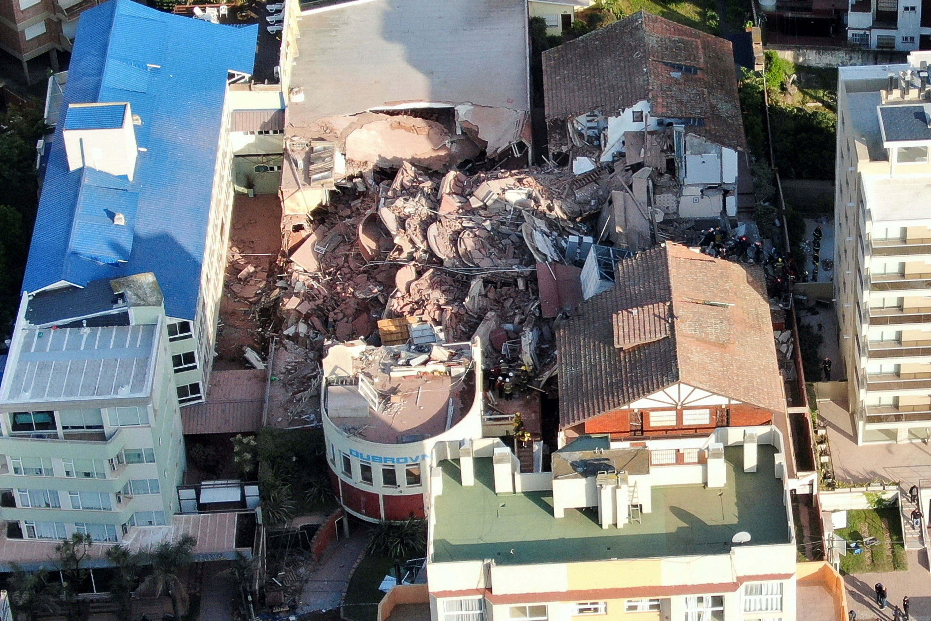 Imagen tomada por un dron de los escombros del Hotel Dubrovnik en Villa Gesell