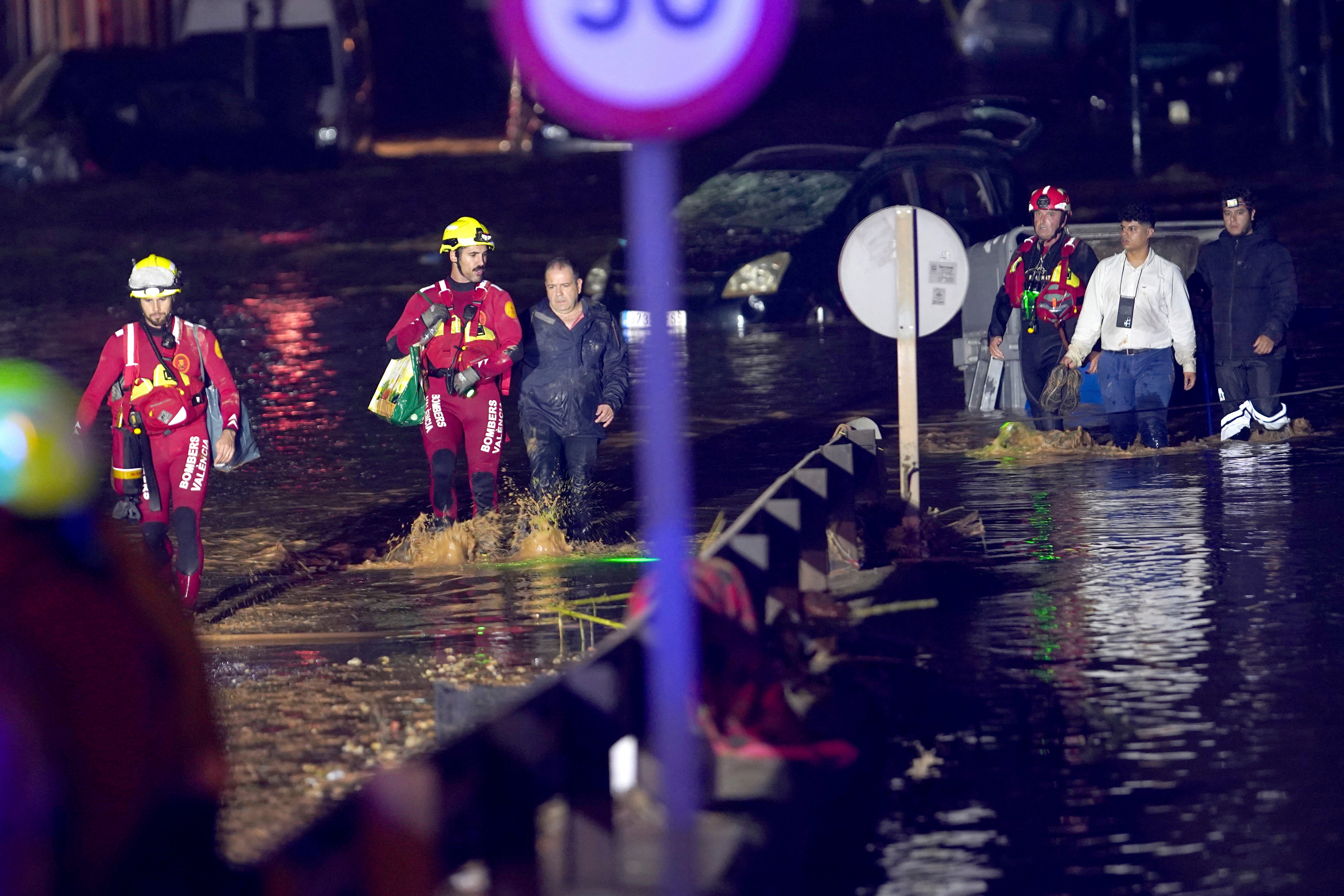 Los equipos de emergencia rescatan a los vecinos que quedaron atrapados en sus casas tras las inundaciones en Valencia