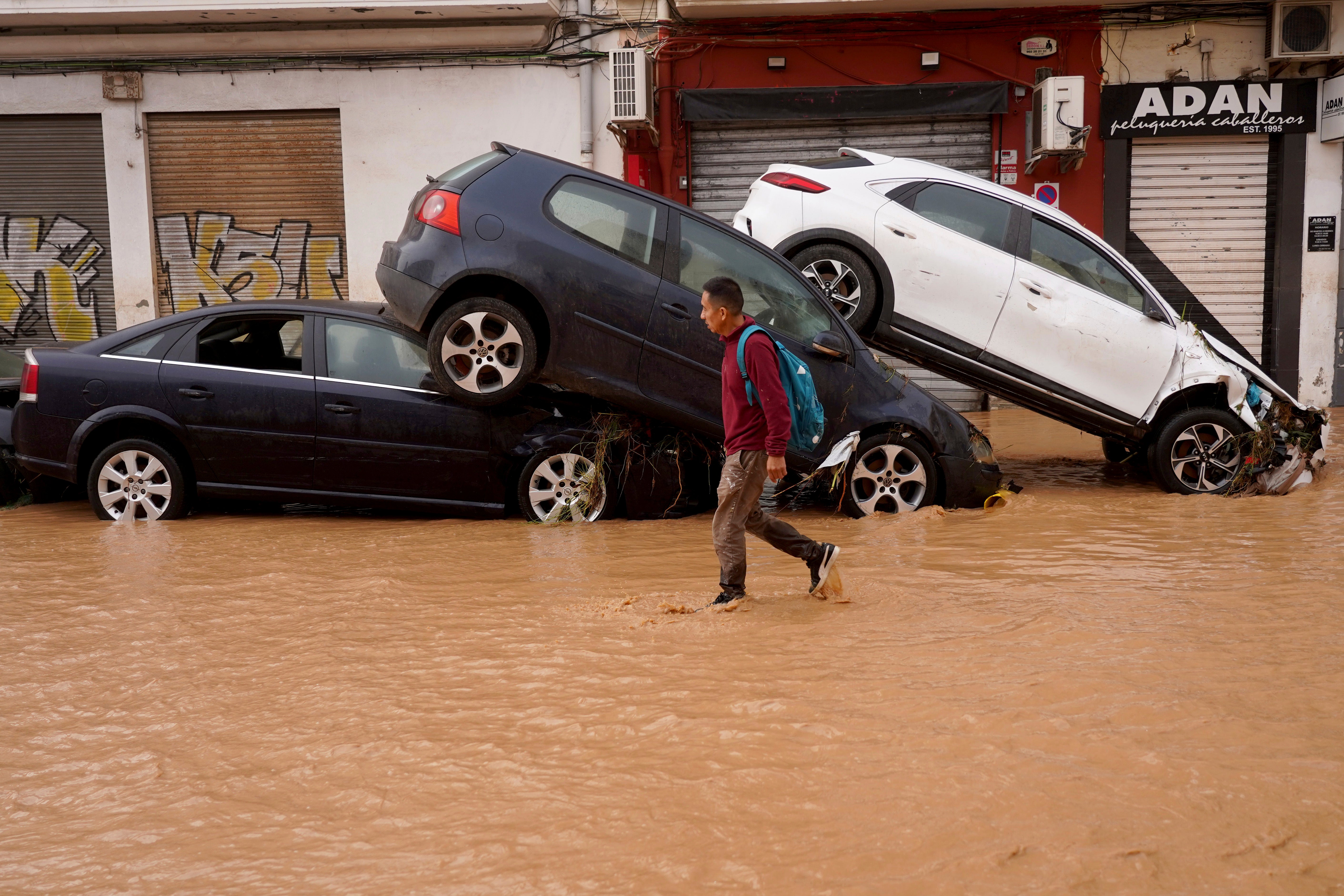 Una mujer camina por una calle inundada en Valencia