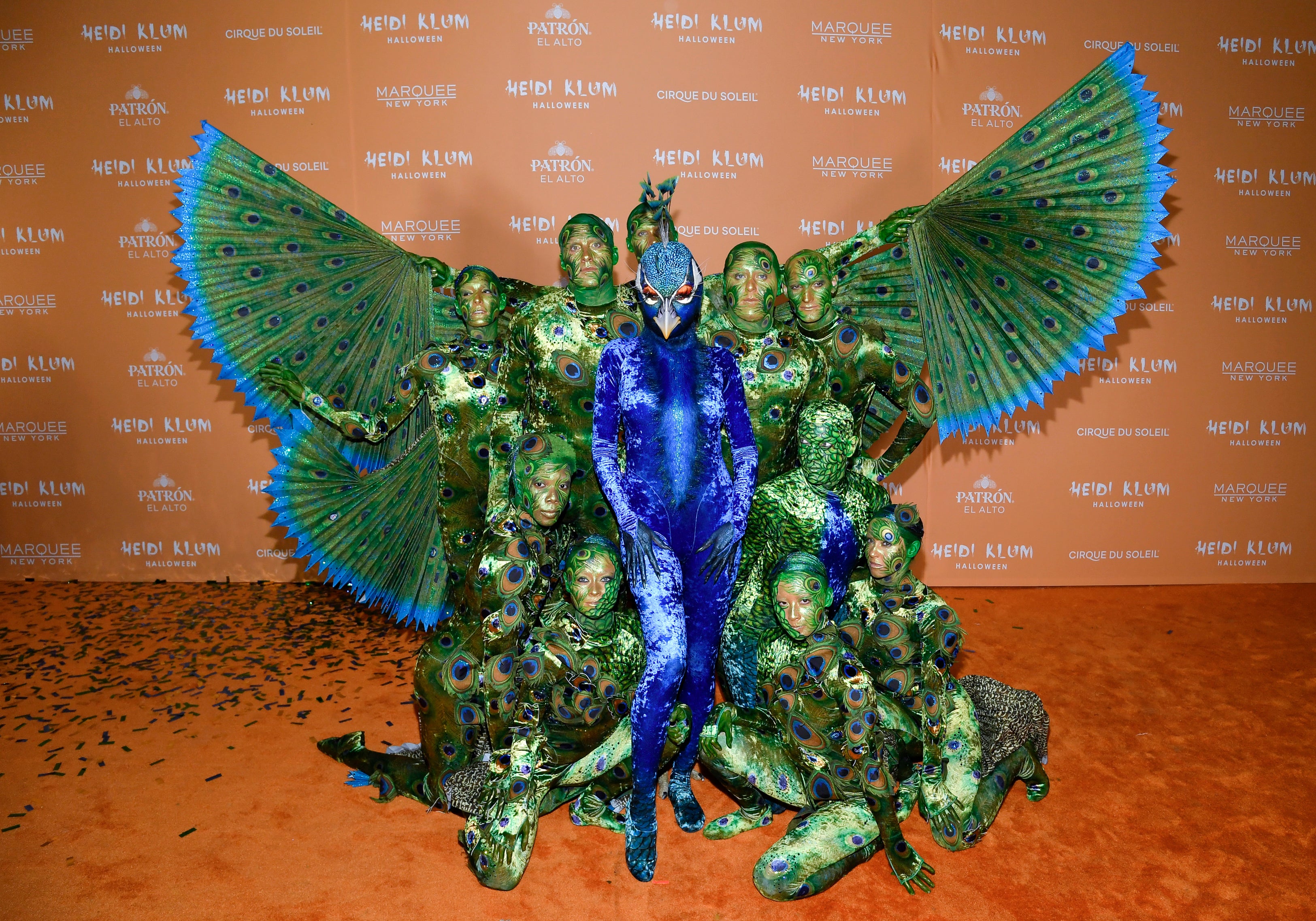 Heidi Klum, en el centro, de azul, llega a su 22ª fiesta anual de Halloween en Marquee el martes 31 de octubre de 2023