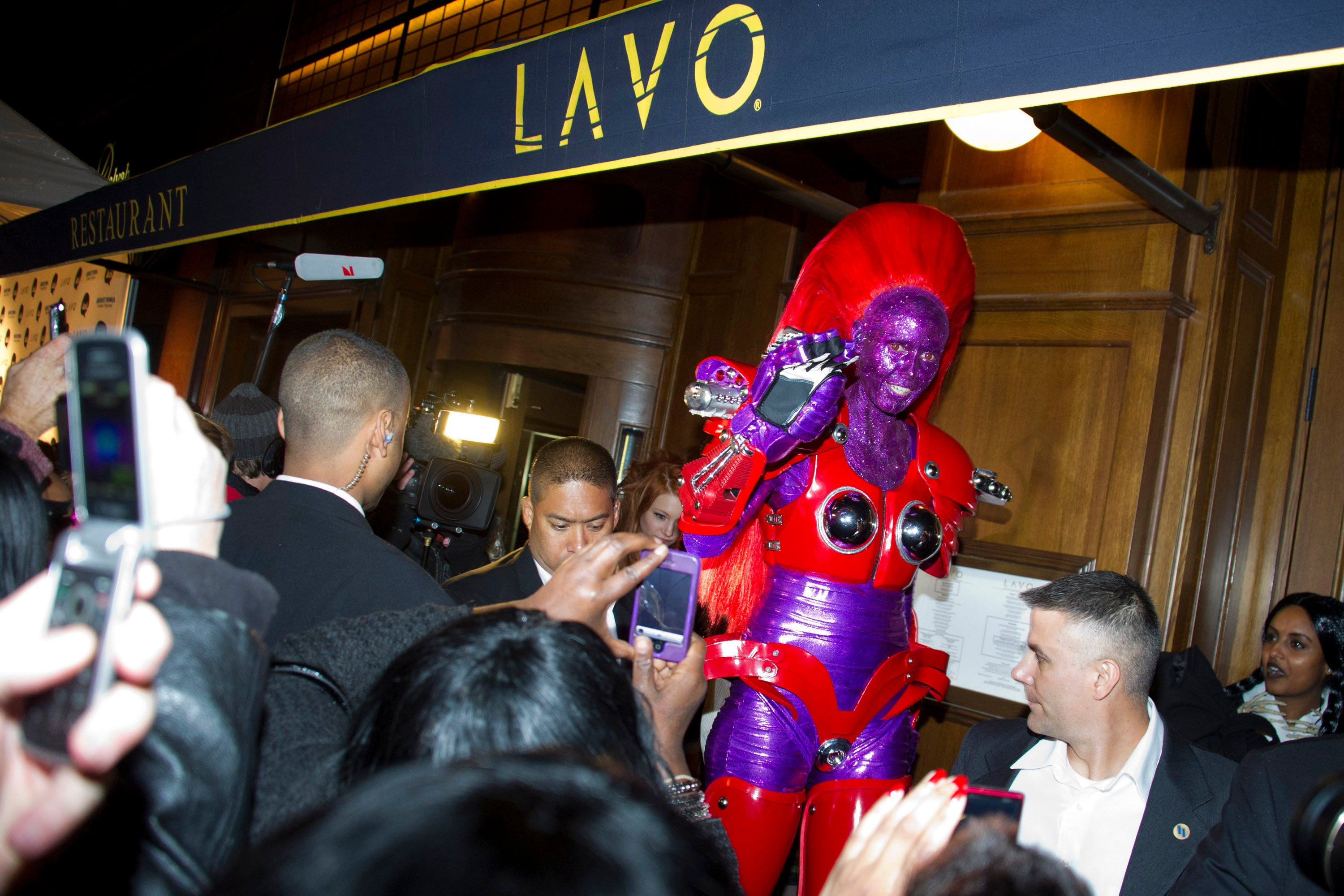 Heidi Klum, vestida con un disfraz de “Transformer” de dos metros de altura, llega a su fiesta de Halloween en Nueva York, el domingo 31 de octubre de 2010