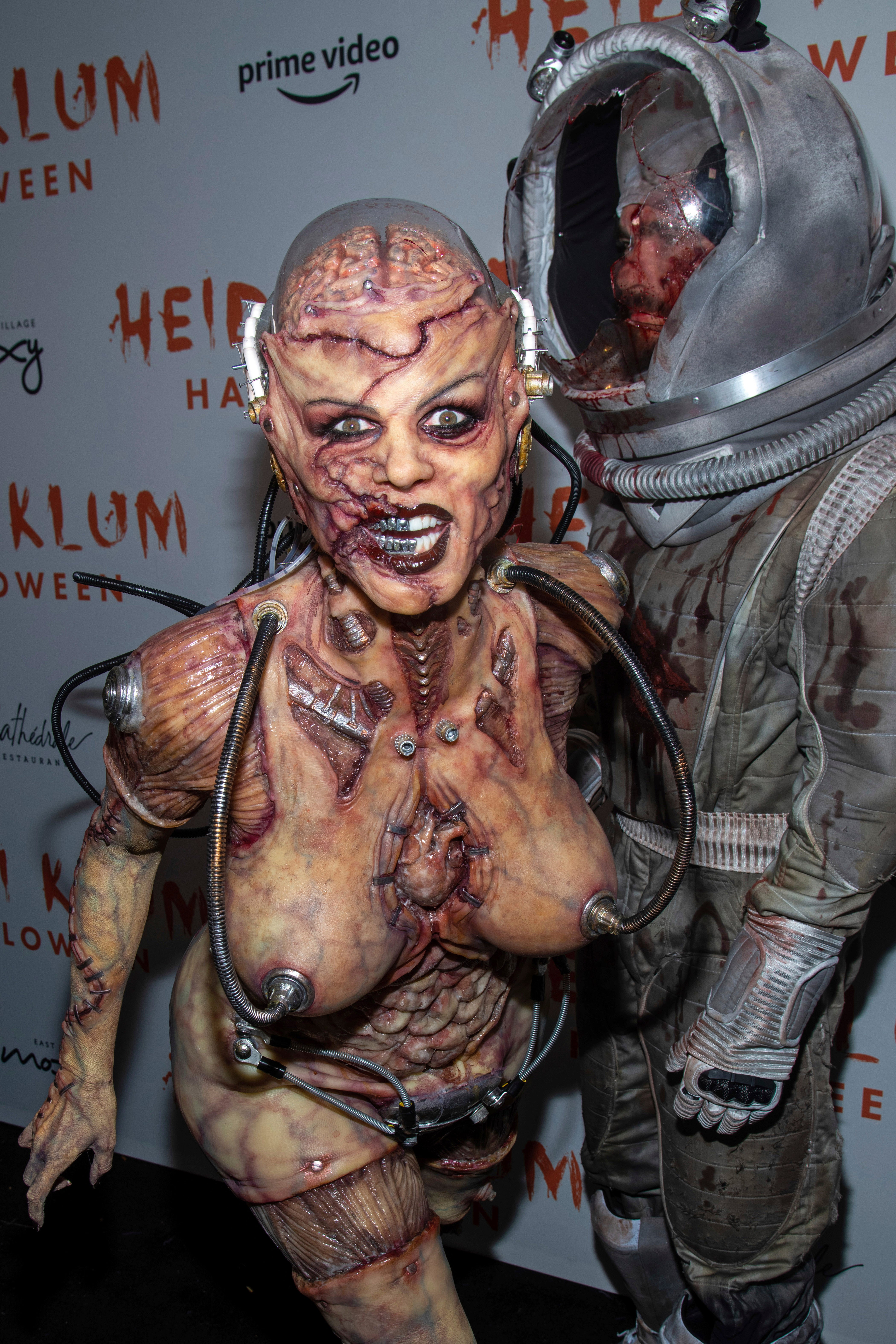 Heidi Klum, a la izquierda, disfrazada de extraterrestre, y Tom Kaulitz asisten a la fiesta de Halloween de Klum en Cathedrale el jueves 31 de octubre de 2019