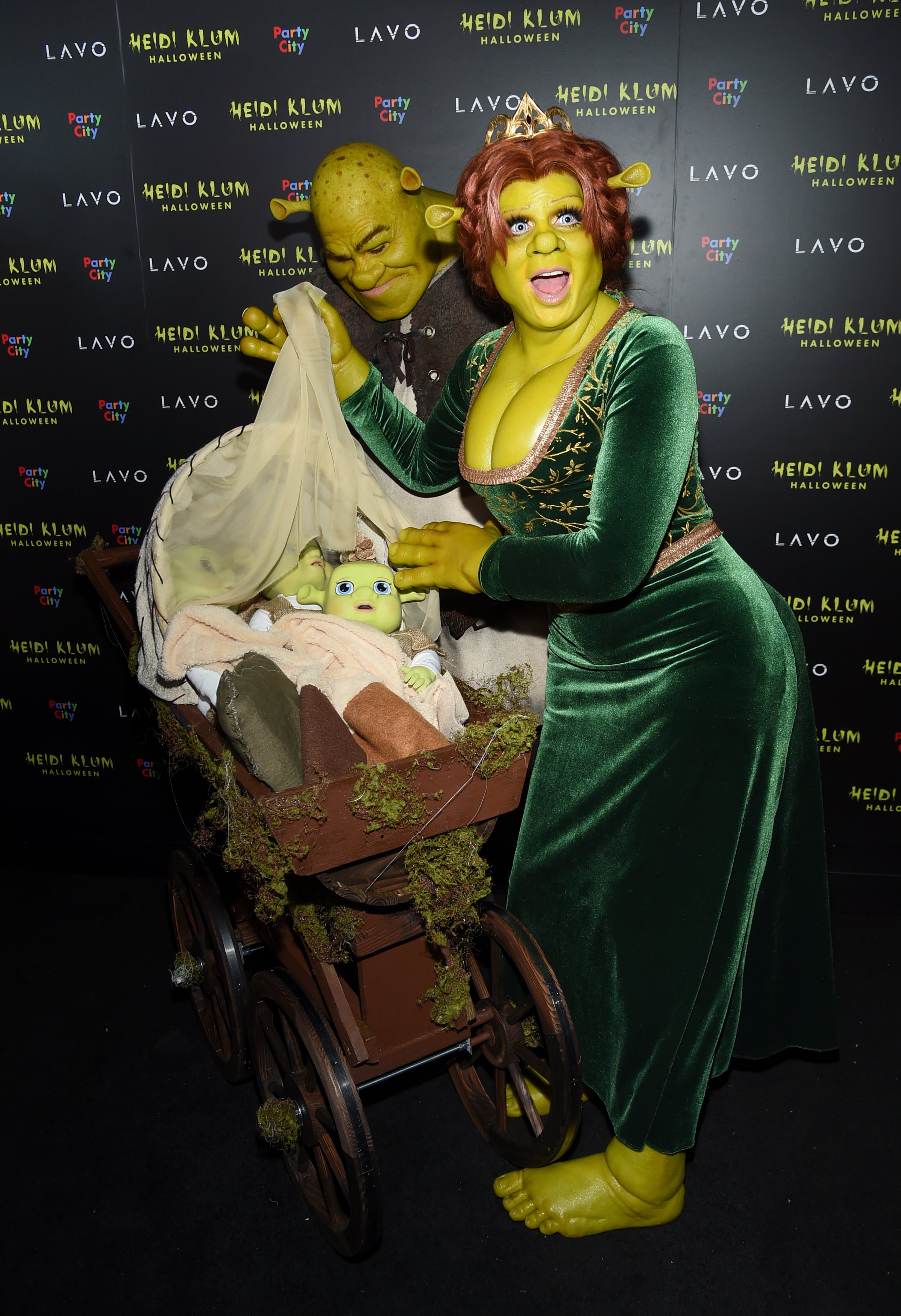 Heidi Klum, a la derecha, disfrazada de la princesa Fiona y Tom Kaulitz disfrazado de Shrek llegan a la 19ª fiesta anual de Halloween de Klum en Lavo, Nueva York, el miércoles 31 de octubre de 2018